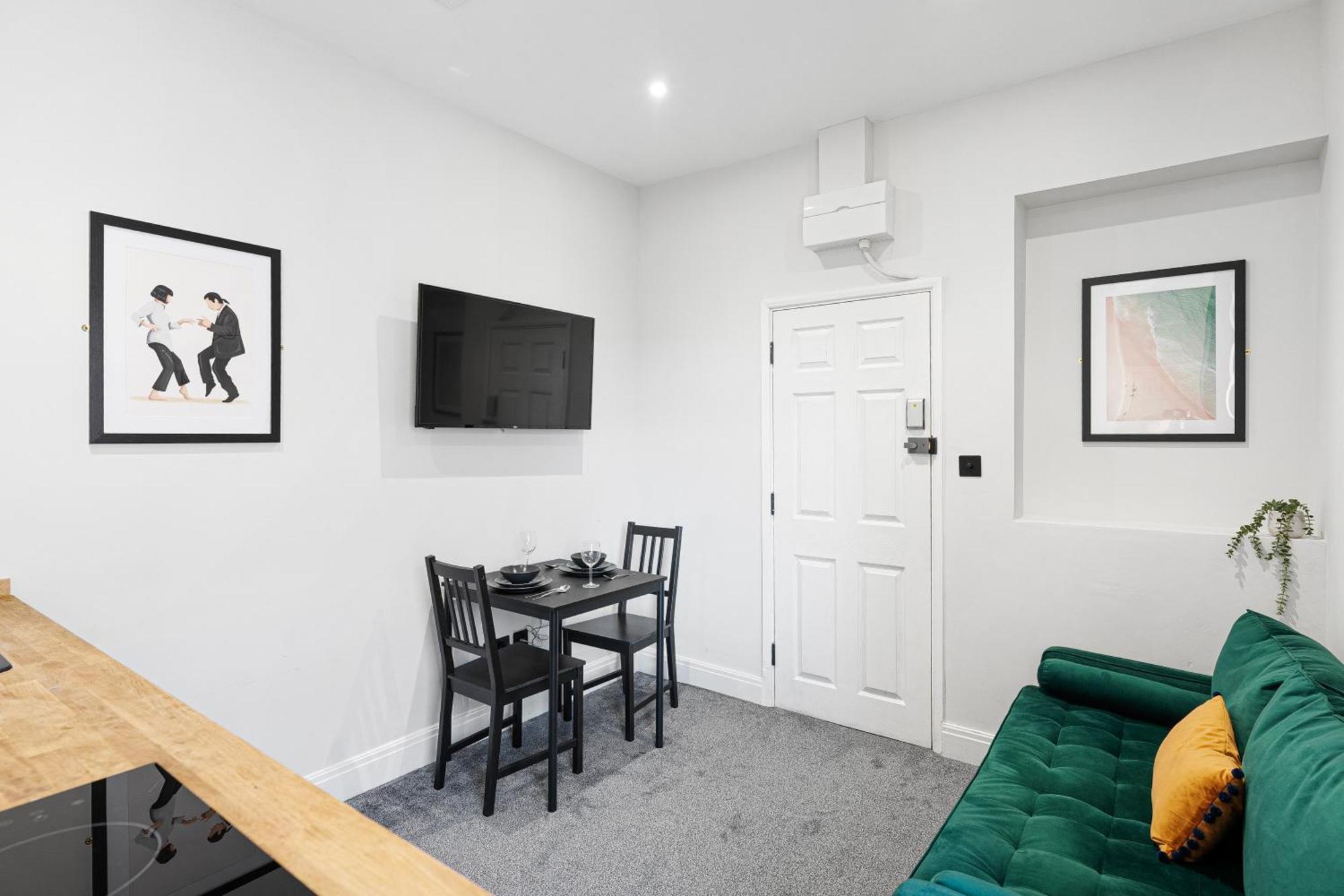 Cosy Modern With Free Parking Holiday home