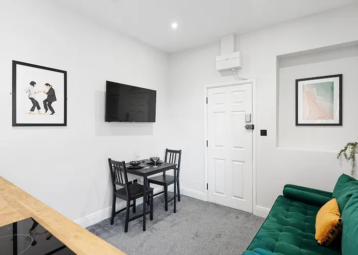 Cosy Modern Apartment With Free Parking